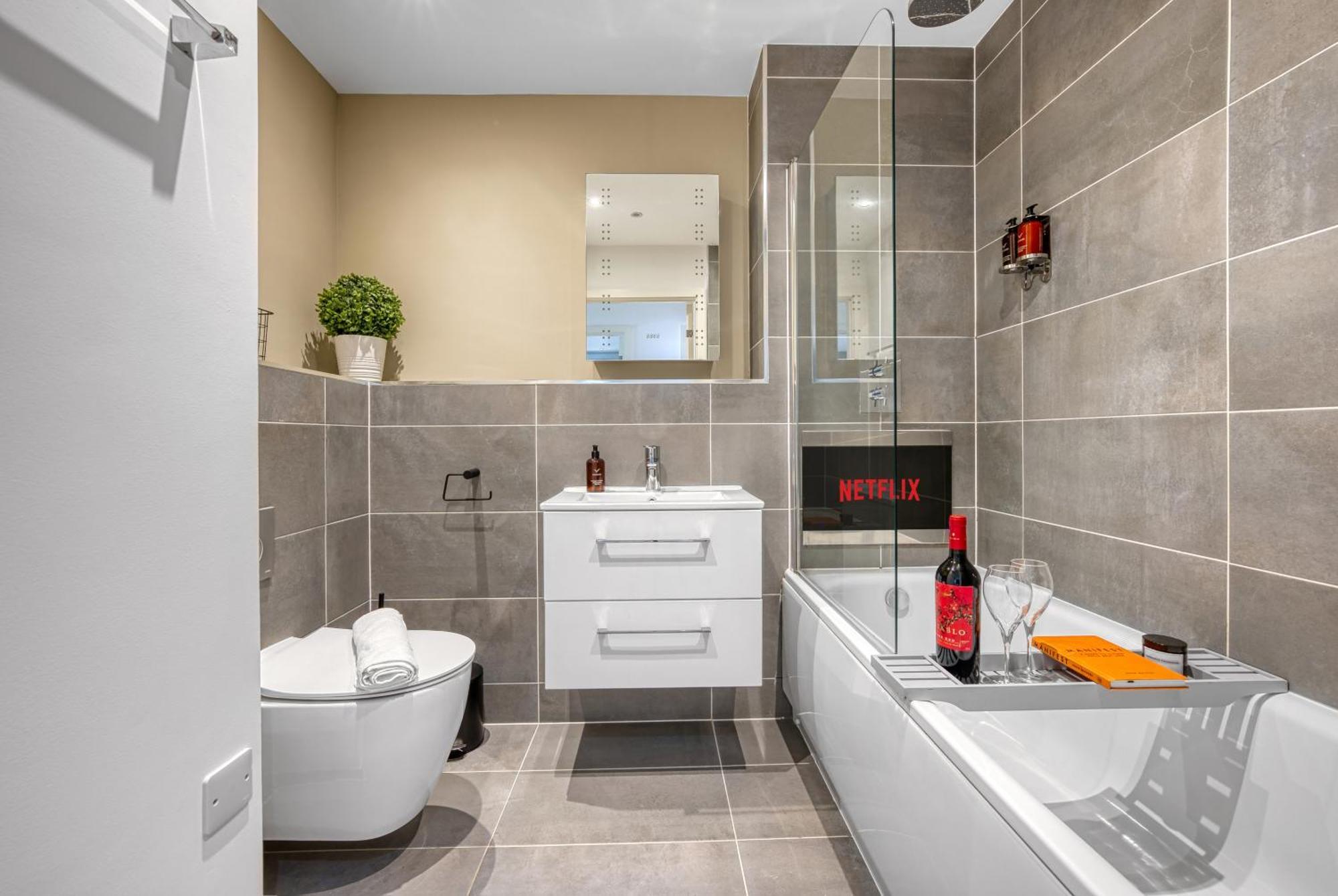 1 Bedroom Ocean Village Luxurious, Stylish & Cosy Apartment, Central Location In Southampton, Sleeps 4 - Summer Special Offer! - By Blue Puffin Stays Екстериор снимка
